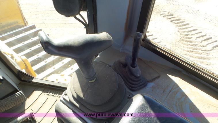 image for item L2200 2005 John Deere 700H XLT dozer