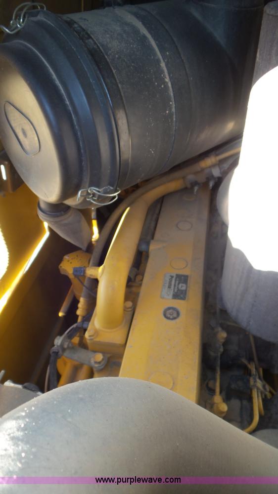 image for item L2200 2005 John Deere 700H XLT dozer