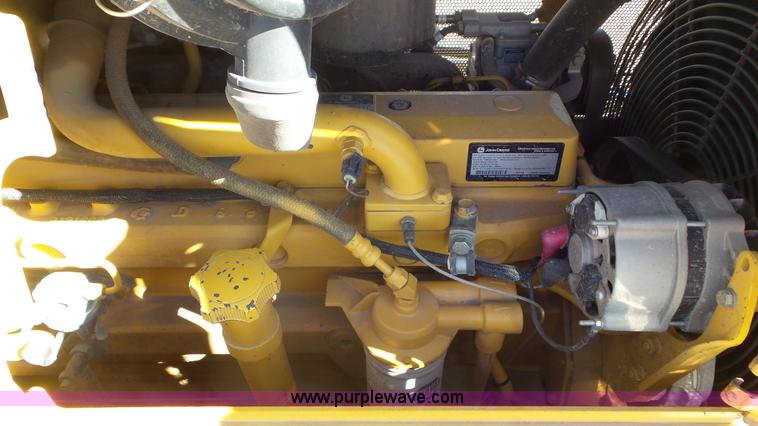 image for item L2200 2005 John Deere 700H XLT dozer