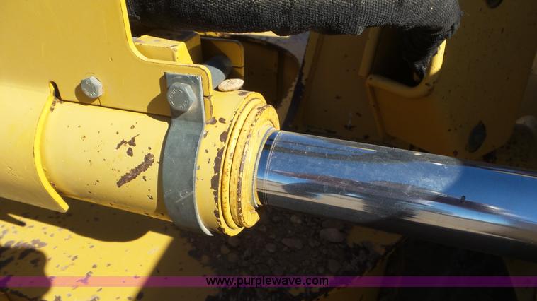 image for item L2200 2005 John Deere 700H XLT dozer