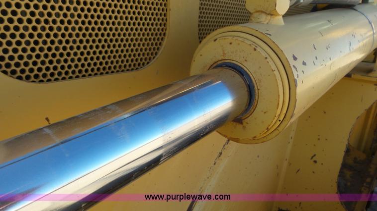 image for item L2200 2005 John Deere 700H XLT dozer