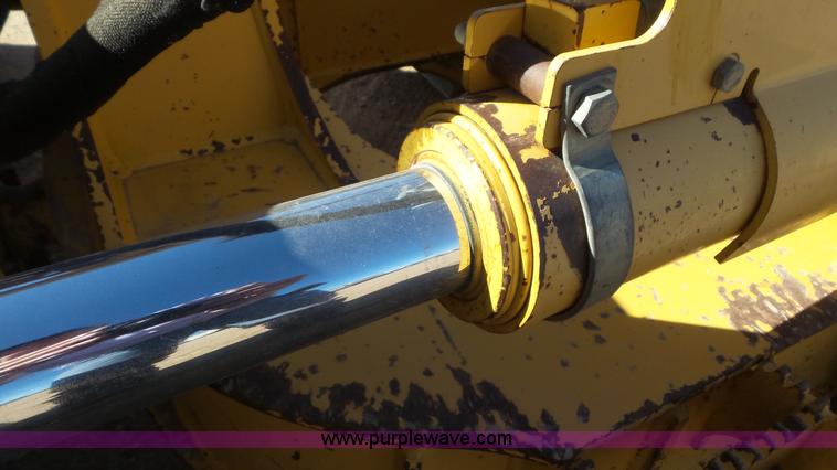 image for item L2200 2005 John Deere 700H XLT dozer