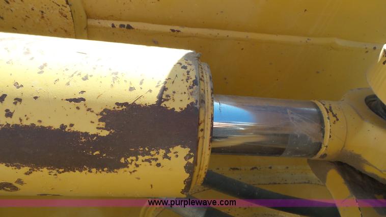 image for item L2200 2005 John Deere 700H XLT dozer