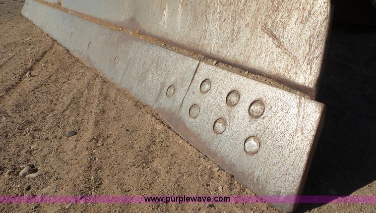 image for item L2200 2005 John Deere 700H XLT dozer