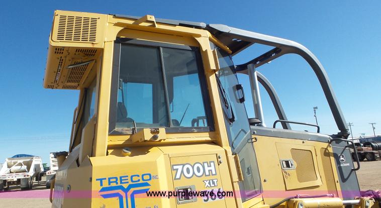 image for item L2200 2005 John Deere 700H XLT dozer