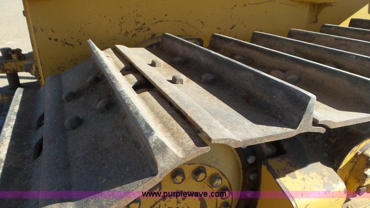 image for item L2200 2005 John Deere 700H XLT dozer