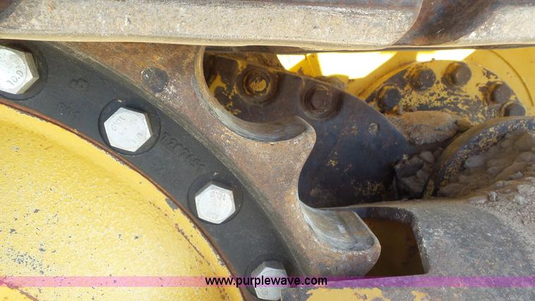 image for item L2200 2005 John Deere 700H XLT dozer