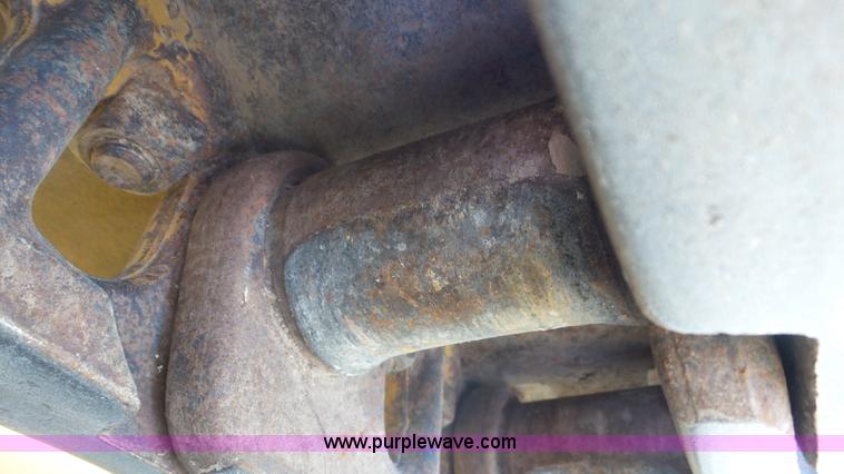 image for item L2200 2005 John Deere 700H XLT dozer