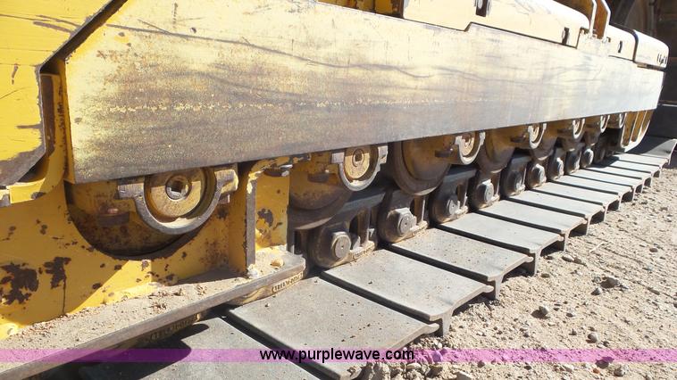 image for item L2200 2005 John Deere 700H XLT dozer