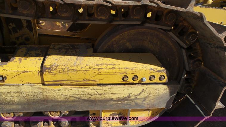 image for item L2200 2005 John Deere 700H XLT dozer