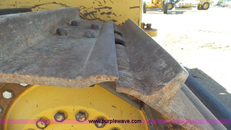 image for item L2200 2005 John Deere 700H XLT dozer