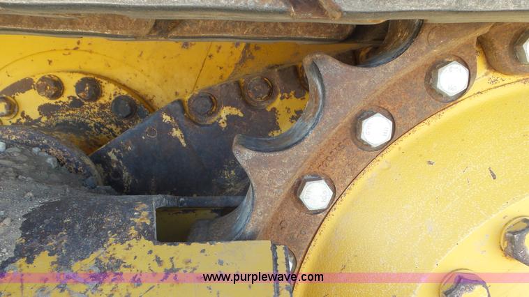 image for item L2200 2005 John Deere 700H XLT dozer