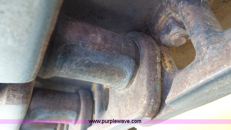 image for item L2200 2005 John Deere 700H XLT dozer