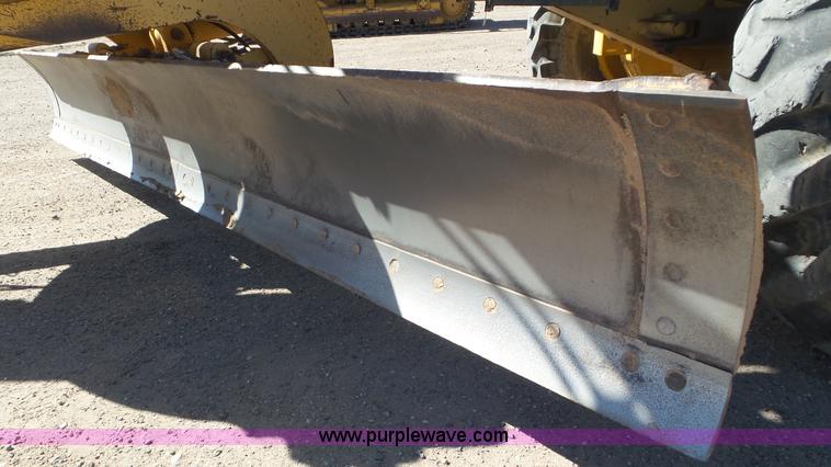 image for item L2201 1998 John Deere 670C motor grader