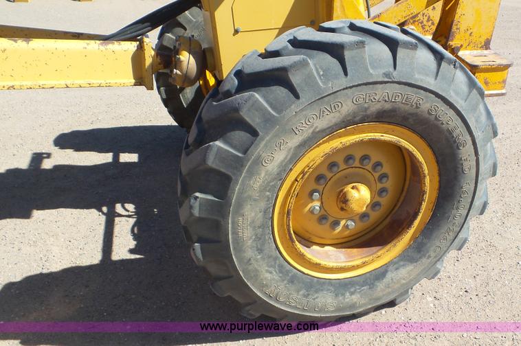 image for item L2201 1998 John Deere 670C motor grader