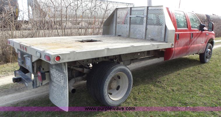 image for item L5659 2004 Ford F550 Super Duty XLT Crew cab flatbed pickup truck