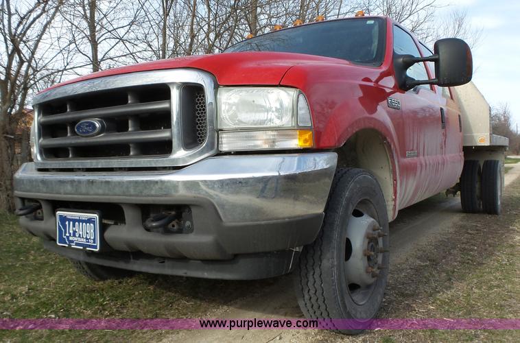 image for item L5659 2004 Ford F550 Super Duty XLT Crew cab flatbed pickup truck