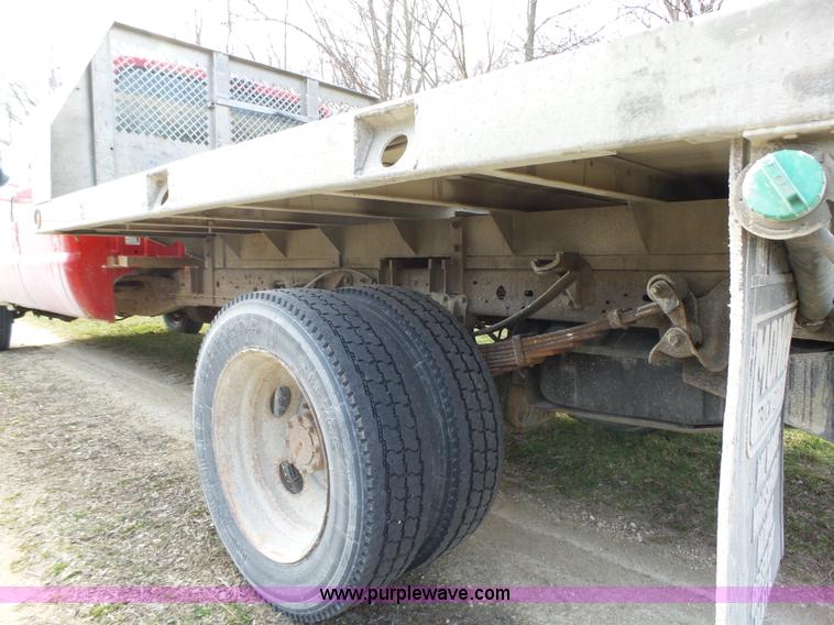 image for item L5659 2004 Ford F550 Super Duty XLT Crew cab flatbed pickup truck
