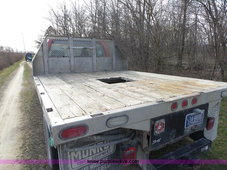 image for item L5659 2004 Ford F550 Super Duty XLT Crew cab flatbed pickup truck