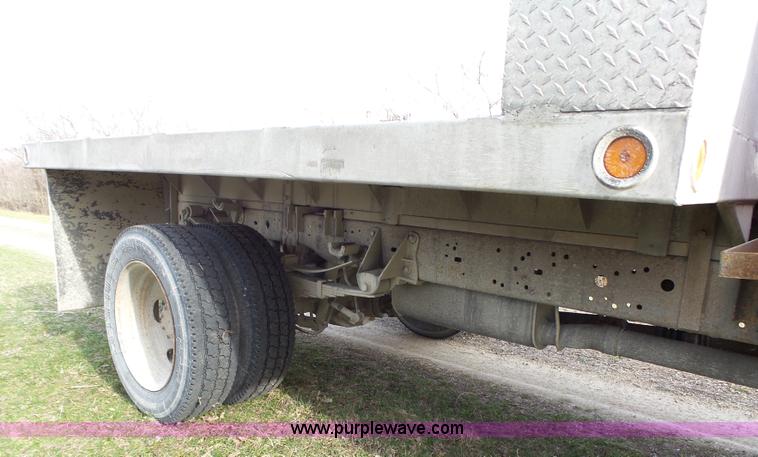 image for item L5659 2004 Ford F550 Super Duty XLT Crew cab flatbed pickup truck