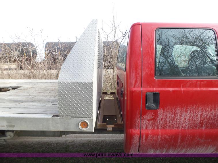 image for item L5659 2004 Ford F550 Super Duty XLT Crew cab flatbed pickup truck
