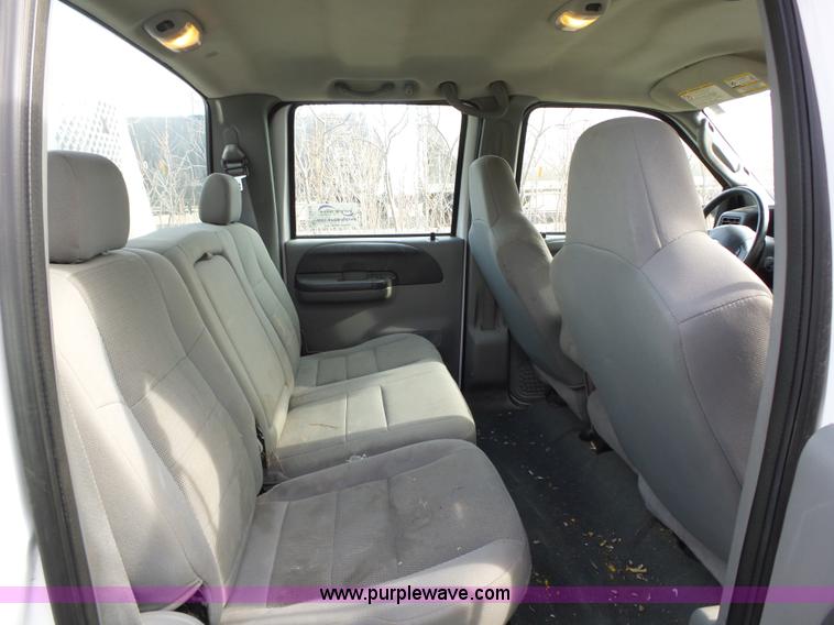 image for item L5659 2004 Ford F550 Super Duty XLT Crew cab flatbed pickup truck