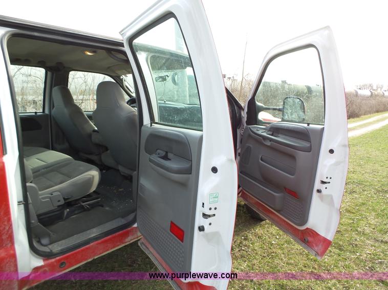 image for item L5659 2004 Ford F550 Super Duty XLT Crew cab flatbed pickup truck