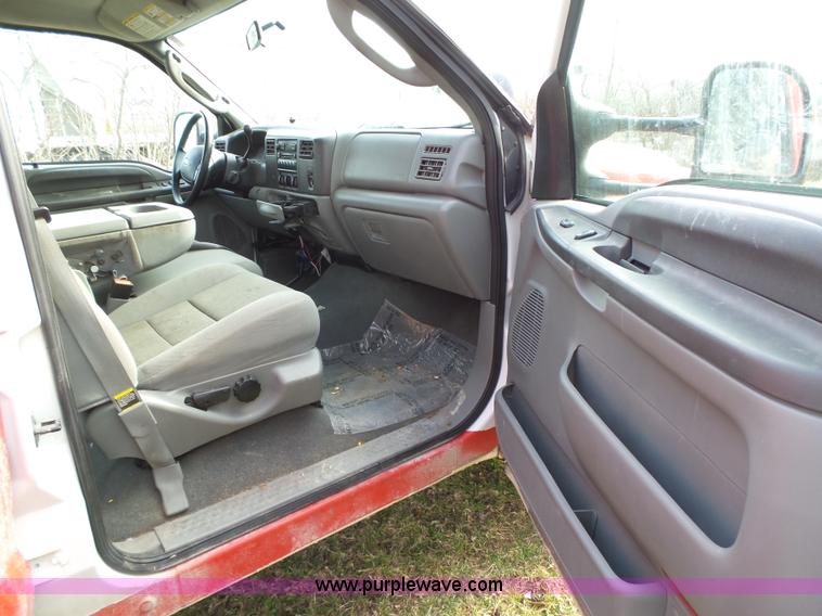 image for item L5659 2004 Ford F550 Super Duty XLT Crew cab flatbed pickup truck