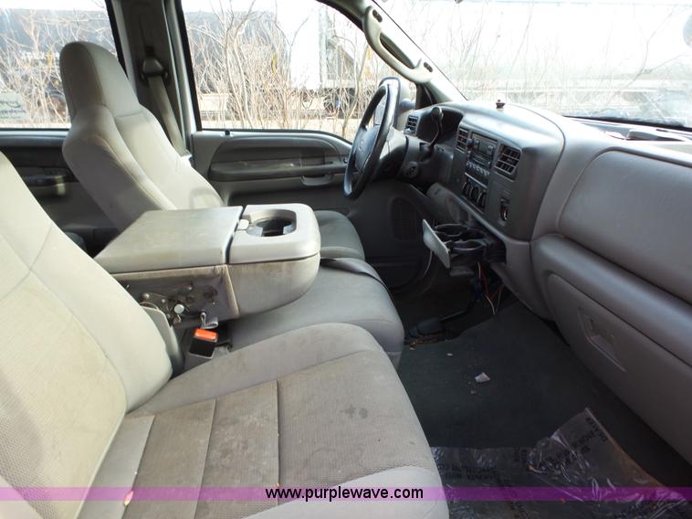 image for item L5659 2004 Ford F550 Super Duty XLT Crew cab flatbed pickup truck