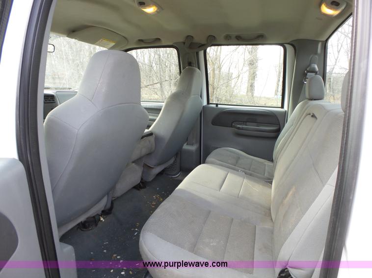 image for item L5659 2004 Ford F550 Super Duty XLT Crew cab flatbed pickup truck