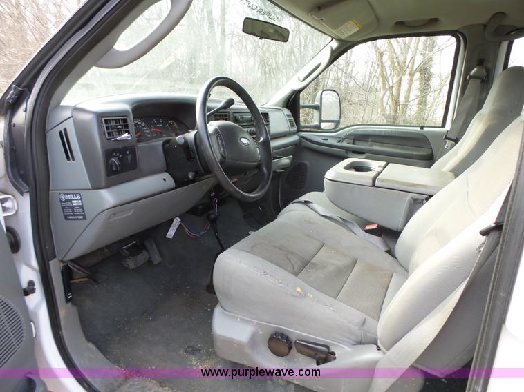 image for item L5659 2004 Ford F550 Super Duty XLT Crew cab flatbed pickup truck