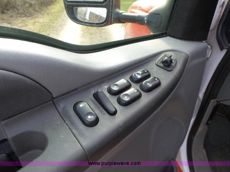 image for item L5659 2004 Ford F550 Super Duty XLT Crew cab flatbed pickup truck