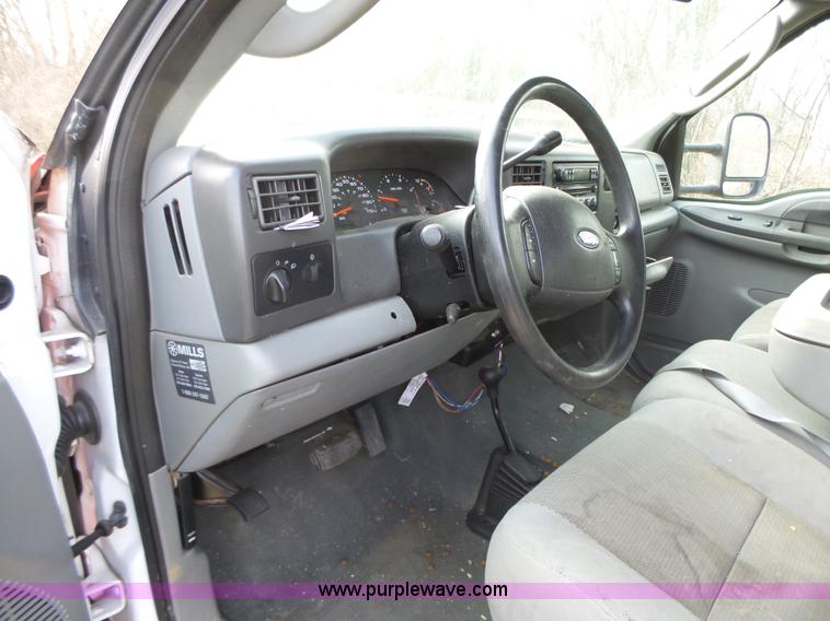 image for item L5659 2004 Ford F550 Super Duty XLT Crew cab flatbed pickup truck