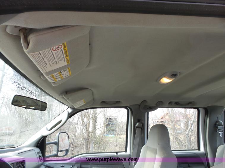 image for item L5659 2004 Ford F550 Super Duty XLT Crew cab flatbed pickup truck