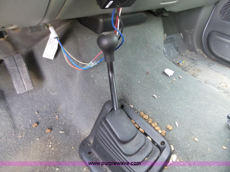 image for item L5659 2004 Ford F550 Super Duty XLT Crew cab flatbed pickup truck