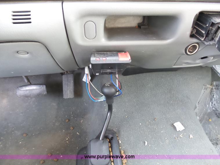 image for item L5659 2004 Ford F550 Super Duty XLT Crew cab flatbed pickup truck