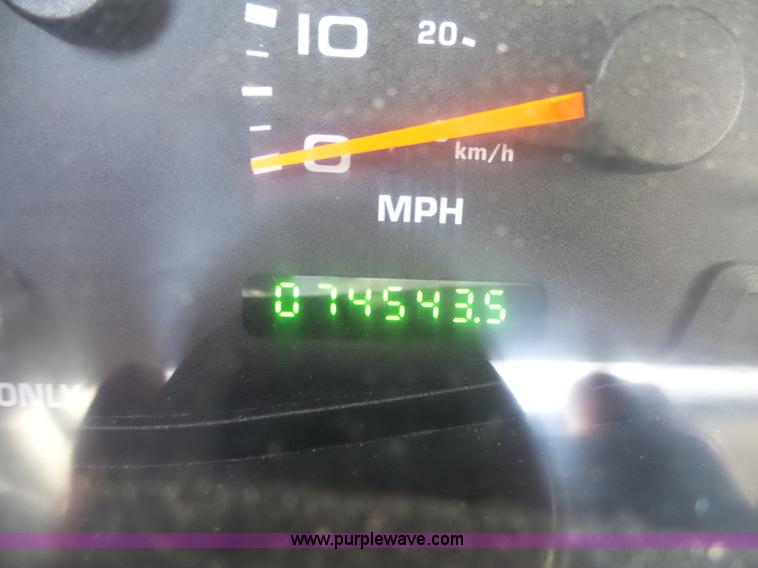 image for item L5659 2004 Ford F550 Super Duty XLT Crew cab flatbed pickup truck