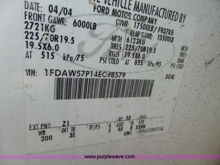 image for item L5659 2004 Ford F550 Super Duty XLT Crew cab flatbed pickup truck