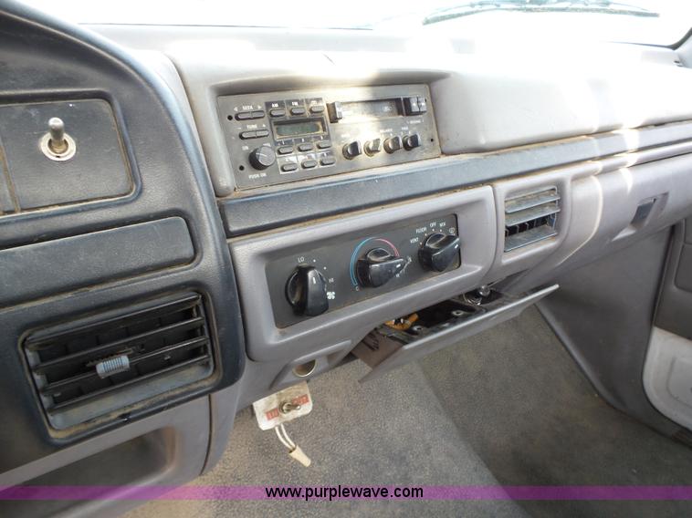 image for item L5661 1996 Ford F350 Super Duty XL utility truck with crane