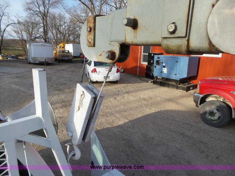 image for item L5663 1994 Chevrolet 3500HD utility truck with crane