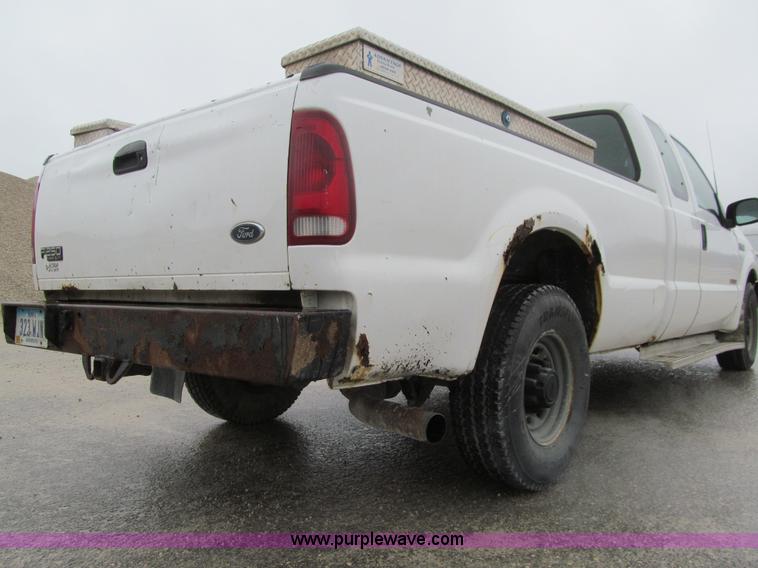 image for item L5673 2003 Ford F250 Super Duty XL SuperCab pickup truck