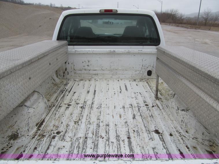 image for item L5673 2003 Ford F250 Super Duty XL SuperCab pickup truck