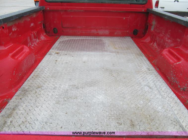 image for item L5676 2004 Ford F250 Super Duty XL pickup truck