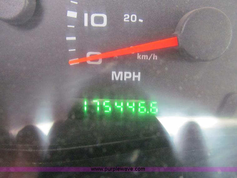 image for item L5676 2004 Ford F250 Super Duty XL pickup truck