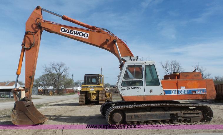 image for item L6287 1995 Daewoo DH320 excavator