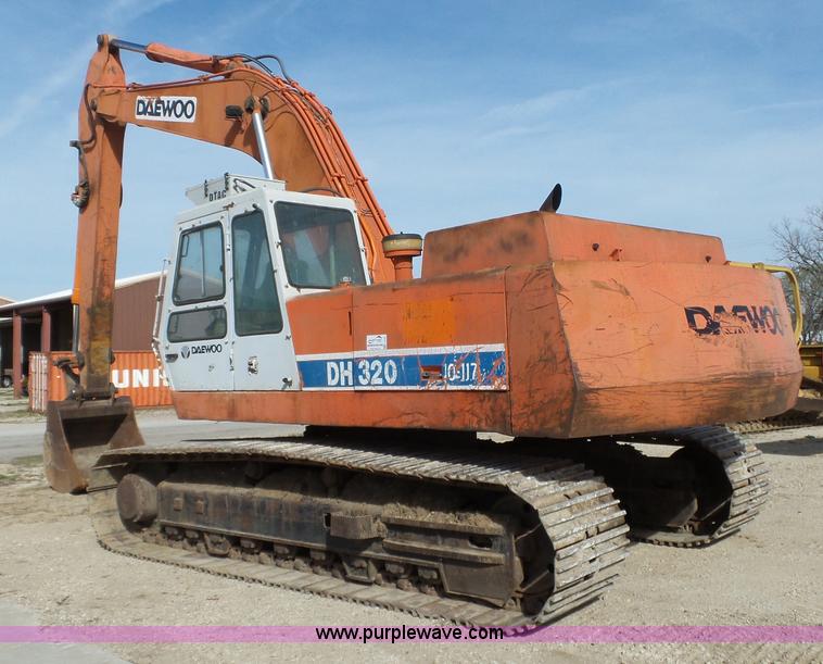 image for item L6287 1995 Daewoo DH320 excavator