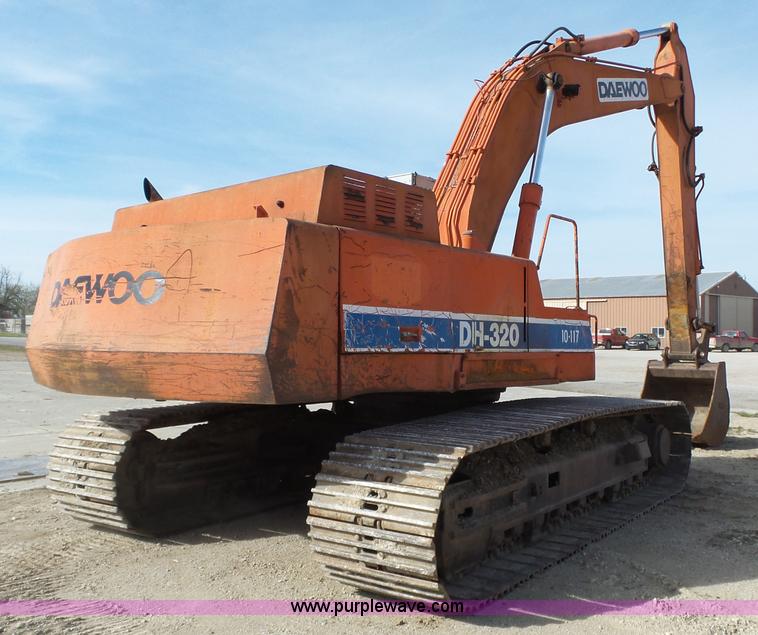 image for item L6287 1995 Daewoo DH320 excavator