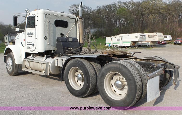 image for item L6312 1998 Freightliner FLD120SD semi truck