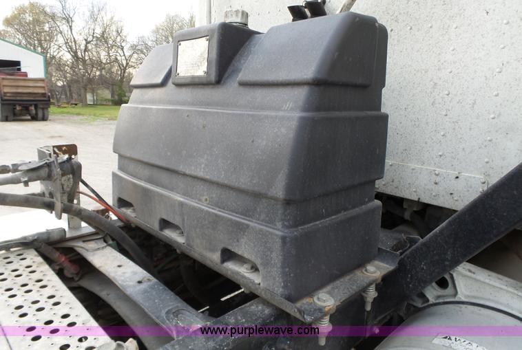 image for item L6312 1998 Freightliner FLD120SD semi truck