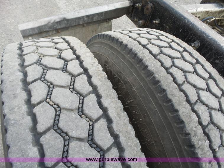 image for item L6312 1998 Freightliner FLD120SD semi truck